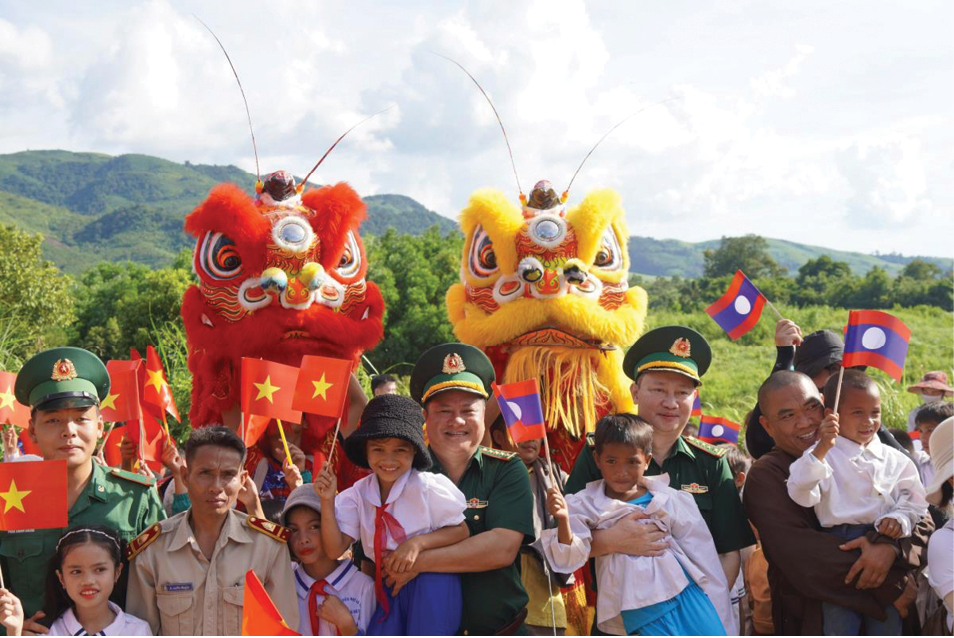 Thiếu nhi Việt - L&agrave;o c&ugrave;ng vui hội trăng rằm  do Đồn Bi&ecirc;n ph&ograve;ng Hướng Lập v&agrave; Đại đội Bi&ecirc;n ph&ograve;ng 321 tổ chức - Ảnh: H.T.T